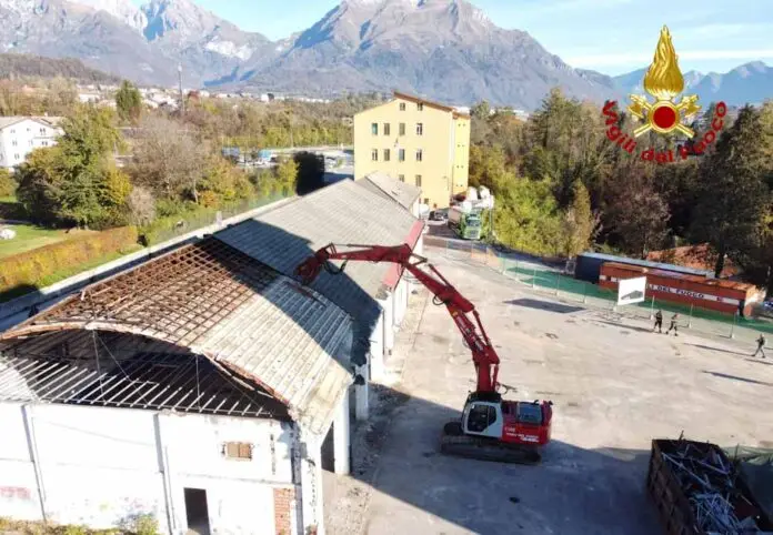 vigili del fuoco demolizione vecchio fabbricato_edited