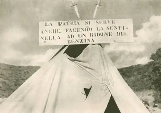 la patria si serve anche facendo la sentinella MUssolini