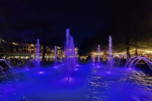 fontana giochi d'acqua blu