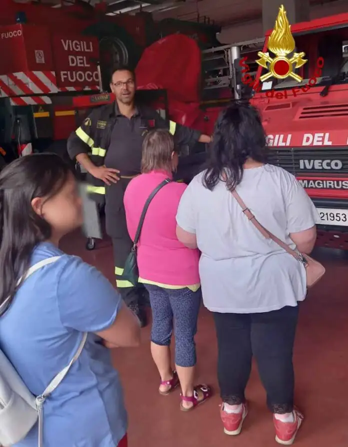 ragazzi Aipd in visita ai vigili del fuoco_edited