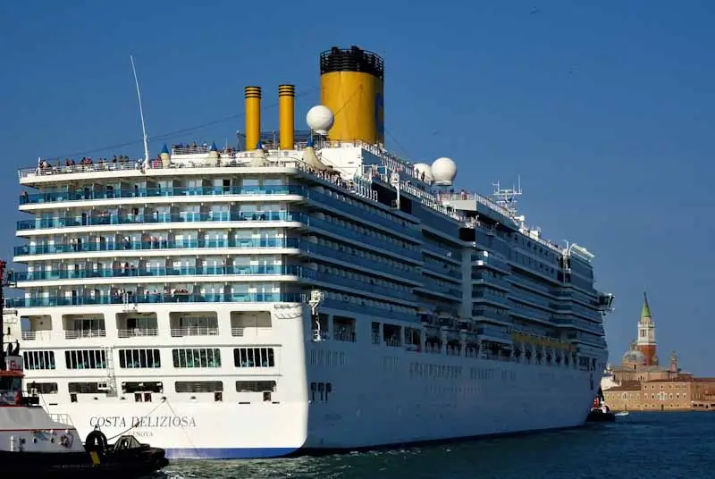 Succede a Venezia, al porto di Venezia     * di Marco Zanetti