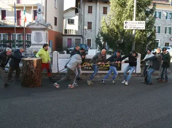 Ceppo Natale Spert 24 tronco in piazza Spert leggera