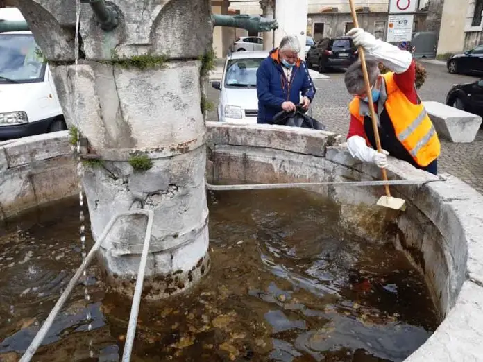 pulizia fontana dalle alghe