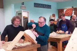 Lo scultore Beppino Lorenzet alla Scuola del legno