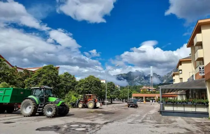Cavarzano piazzale vittime di via fani taglio alberi_edited