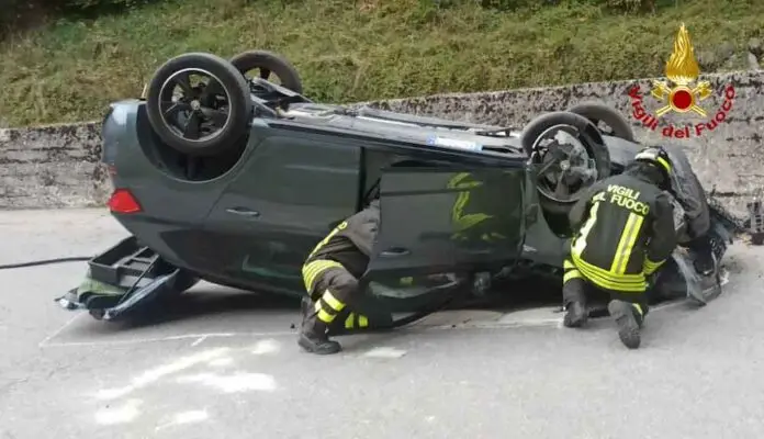 auto rovesciata vigili del fuoco canale d'agordo_edited