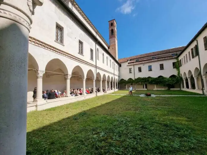 chiostro seminario gregoriano_edited
