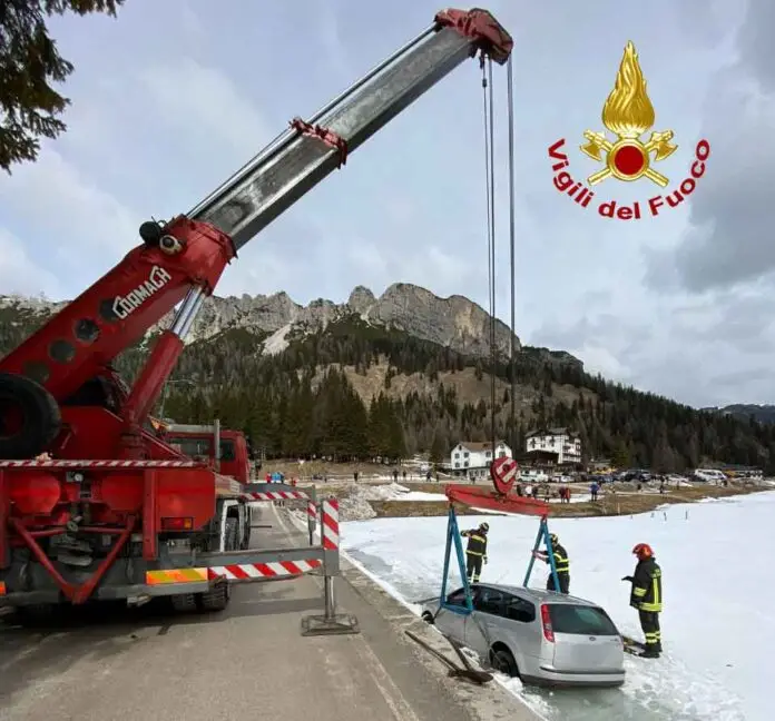 auto nel lago di misurina_edited