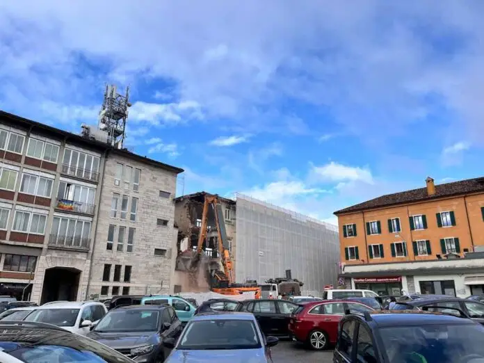 demolizione Iti Segato 2_edited