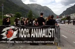 animalisti fiera caccia e pesca longarone
