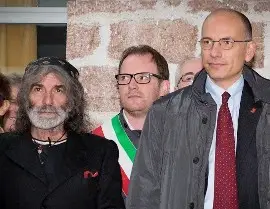 Il premier Enrico Letta con l'alpinista scrittore Mauro Corona