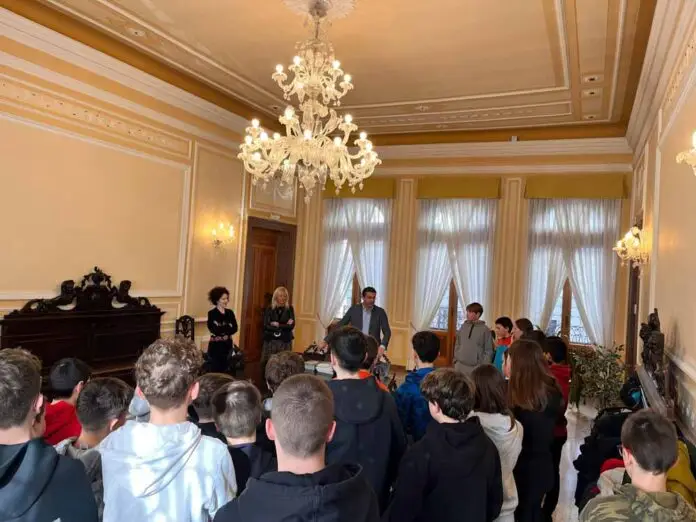 Ragazzi Palazzo Piloni 1_edited