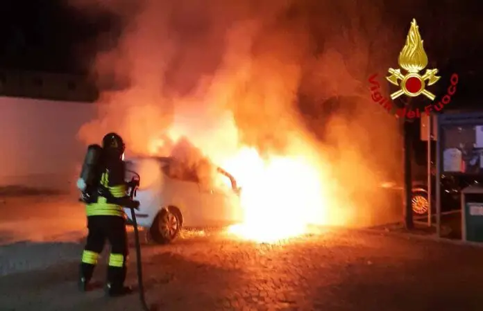 auto incendiata