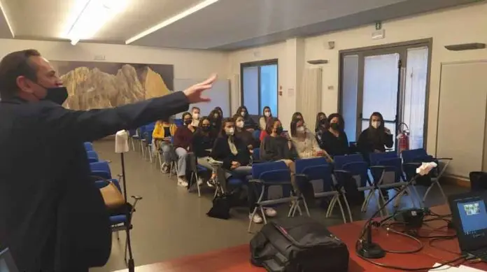 Roberto Granzotto con le studentesse cadorine