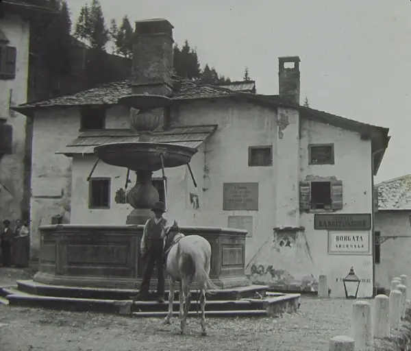 Casa Tiziano con fontana 1896 circa