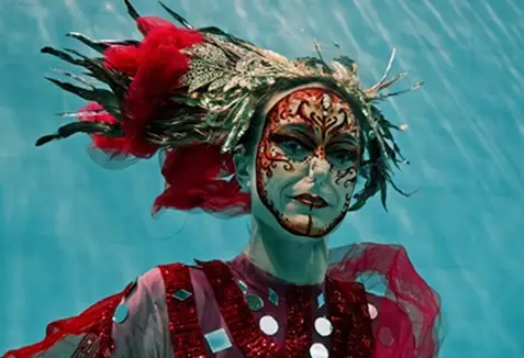 La “Regina degli Abissi” incanta Y-40: il Carnevale è un’opera d’arte a 40 metri di profondità