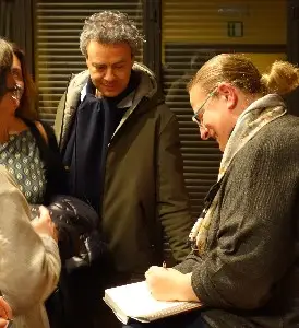 Roberta Gallego mentre autografa il libro