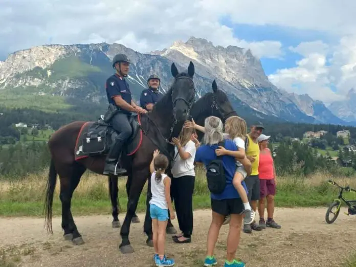 WhatsAarabinieri forestali a cavallo Cortina_edited