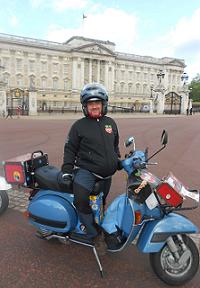 Antonio Chiera vespa club Buckingam Palace