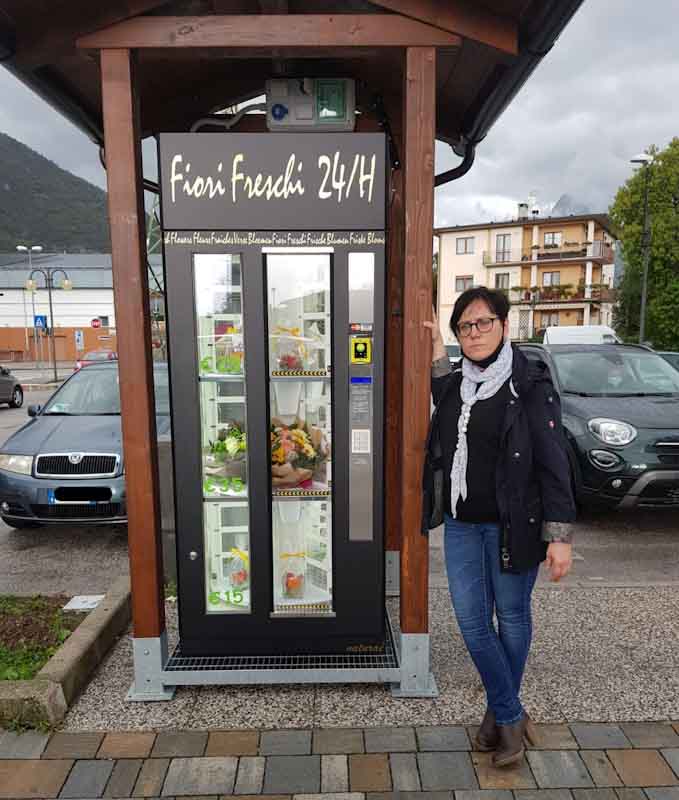Apre in viale Dolomiti a Ponte nelle Alpi il primo distributore di fiori freschi in provincia
