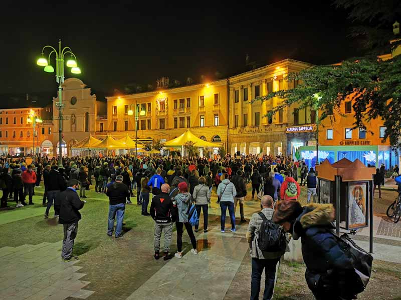 In 500 in piazza dei Martiri per la manifestazione del dissenso alle restrizioni sanitarie