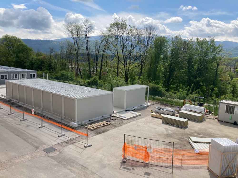 Nuovi spazi per la didattica: in via di conclusione l’installazione dei moduli prefabbricati per Calvi e Renier. Bogana: «Serviranno per i prossimi anni scolastici»