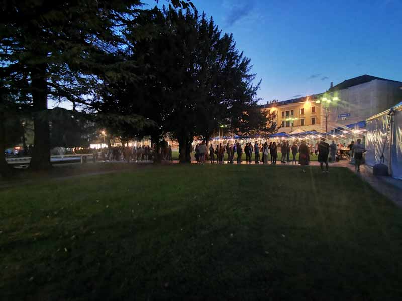 Tutti in fila per il “Pesce e Prosecco” in centro città