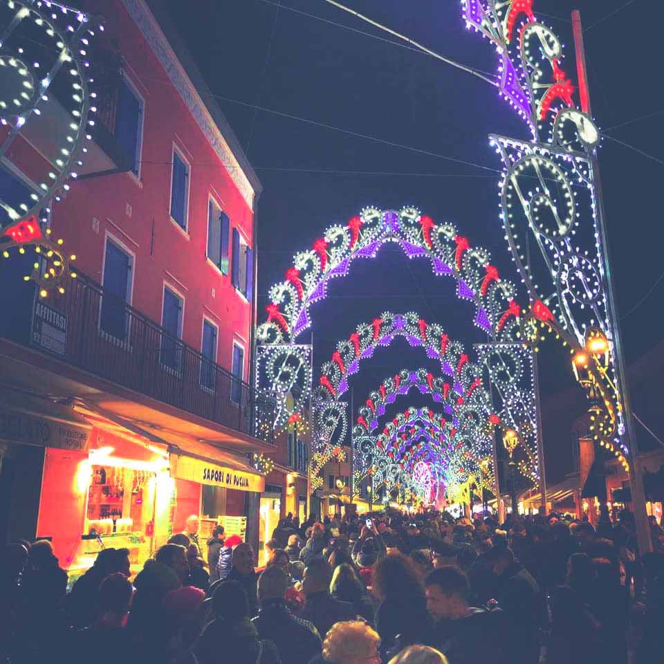 Caorle, il Natale sul mare. I Krampus nel villaggio delle cento casette