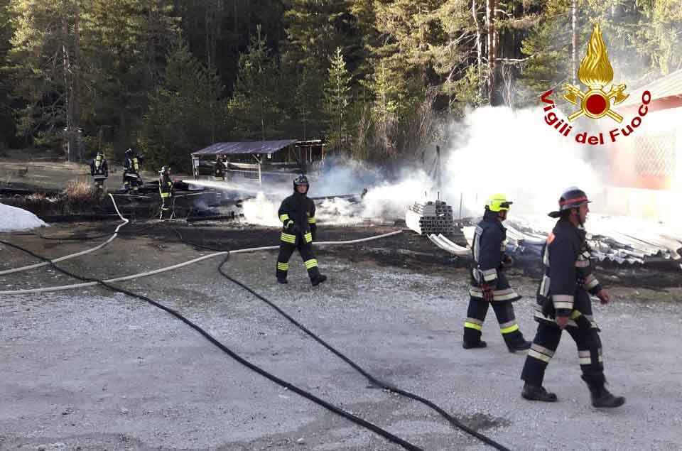 Scontro con ferito grave e incendio sulla statale 51