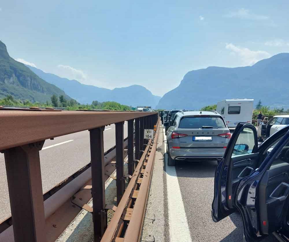 Una domenica in autostrada. Tre ore fermi, nessuno sa il perché