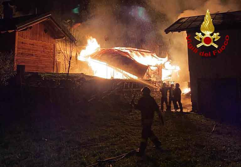 Auronzo di Cadore, incendio di tre abitazioni nella notte