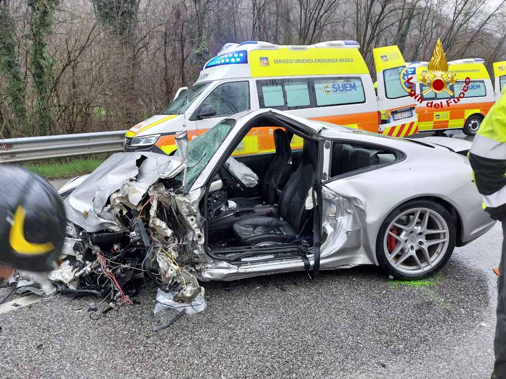 Incidente ad Arsié tra una Porsche Carrera 4S e un furgone, tre persone ferite