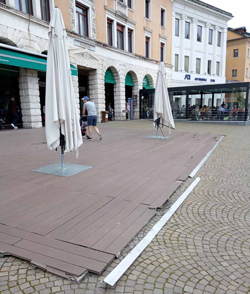 Plateatico del Caffè Manin in stato di abbandono