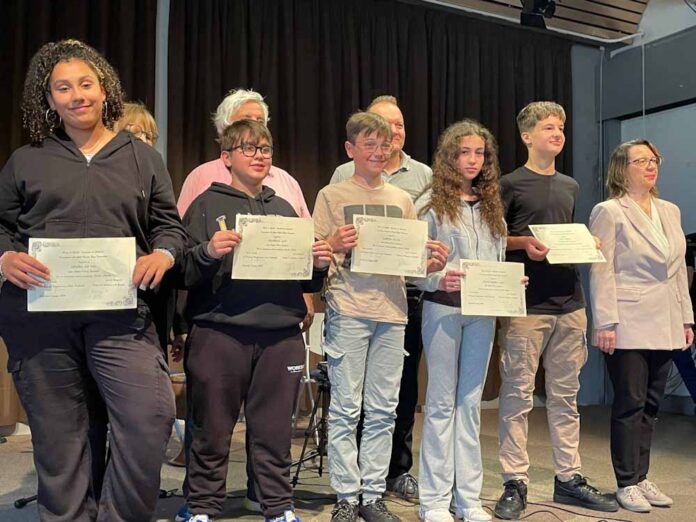 I ragazzi premiati: Chiara De Dea (1^A), Emanuele Gaio (1^B) Gabriel Da Pos (2^A) Cecilia Kapa ((2^B) Elia Triches (3^A)