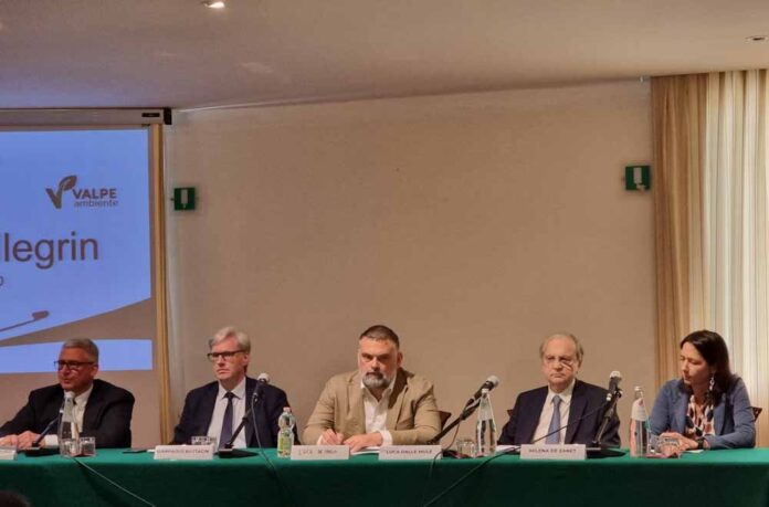 il sindaco di Belluno Oscar De Pellegrin, l'assessore regionale Gianpaolo Bottacin, il senatore Luca De Carlo, il presidente della Bellunum srl Luca Dalle Mule, e la presidente del Consiglio di Bacino Dolomiti Milena De Zanet. 
