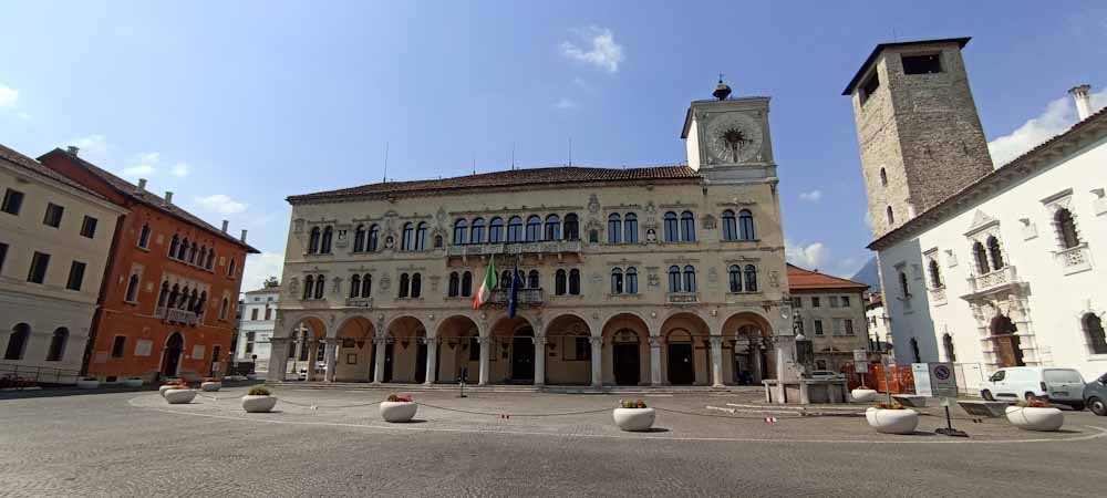 Parcheggio abusivo piazza Duomo. Pierluigi Trevisan (Fiab): “Sostegno al Comune di Belluno per le misure prese”