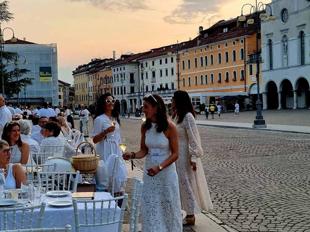 Eleganza e candore al White Dinner di Belluno: un venerdì 13 di stile e raffinatezza