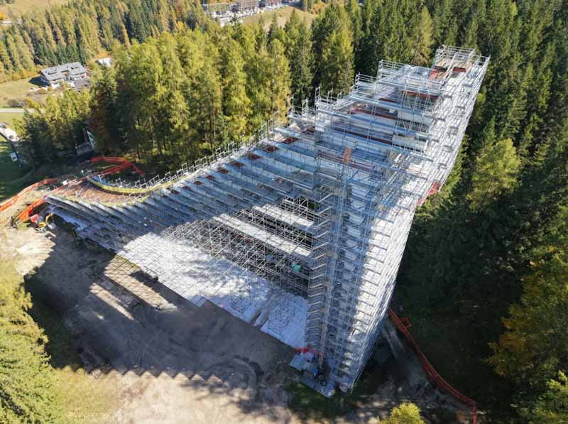 Un ponteggio eccezionale per lo storico trampolino di Cortina