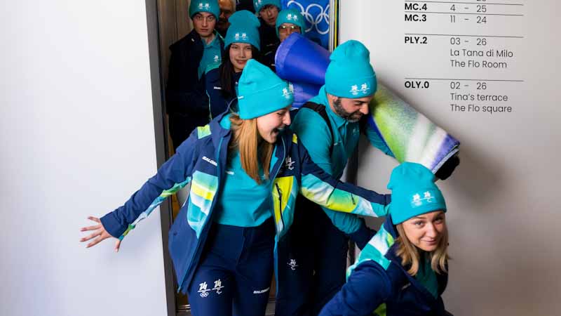 Milano Cortina 2026: presentate le uniformi ufficiali. Volontari e staff vestono Salomon