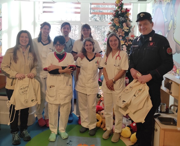 I carabinieri forestali tornano negli ospedali pediatrici durante l’Epifania