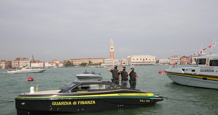 Spinea, girava con una pistola scacciacani e una semiautomatica Glock con 370 grammi di droga: arrestato 21enne dalle Fiamme Gialle