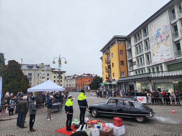 Belluno, un’Epifania tra motori d’epoca e solidarietà: successo per la “Befana del Vigile”