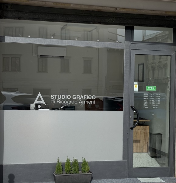 Creatività e visione: Piazza Piloni si colora con il nuovo studio grafico di Riccardo Armeni