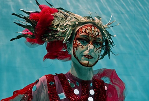 La “Regina degli Abissi” incanta Y-40: il Carnevale è un’opera d’arte a 40 metri di profondità