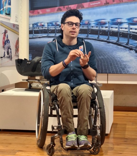 Tra slitta, inclusione e futuro: Flavio Menardi incanta i giovani al Museo Etnografico Dolomiti