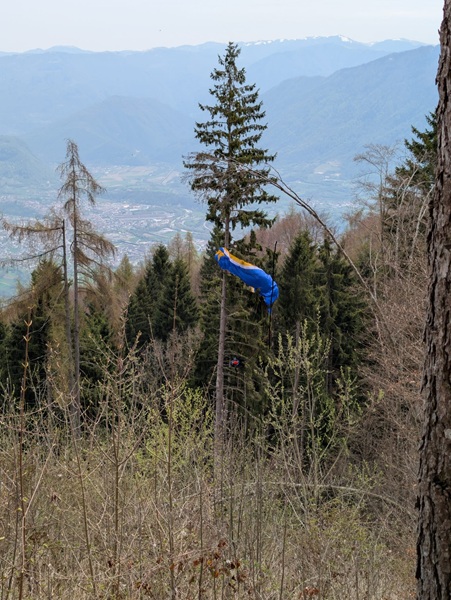 Pilota di parapendio sospesa a 30 metri da terra. Altri interventi